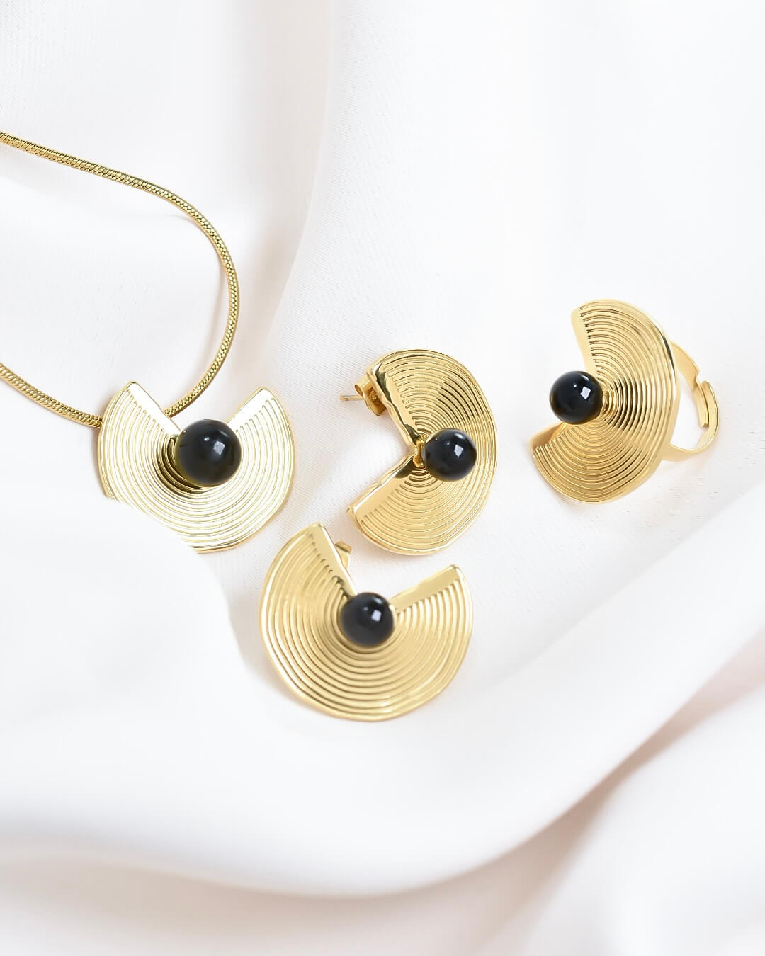 Set Statement Gold & Black